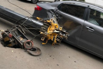 Фотография к новости: Автокран упал и повредил авто в Нур-Султане