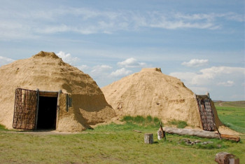 Фотография к новости: Сконструированные по аналогии раскопок Батай сгоревшие жилища воссоздадут в России