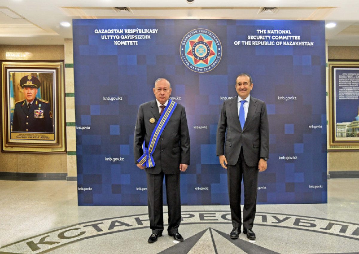 Масимов наградил Токпакбаева