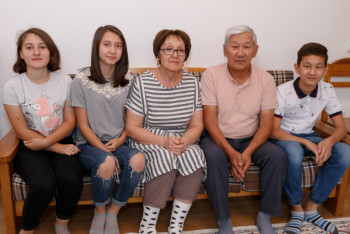 Фотография к новости: "Чужих как родных": супруги взяли под опеку четверых детей в Нур-Султане