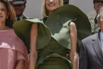 Фотография к новости: Сильный ветер превратил дочь президента США Иванку Трамп в кувшинку