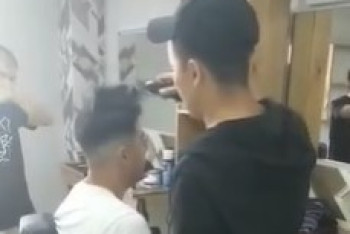 Фотография к новости: На 12 тыс. тенге оштрафовали клиента барбершопа, заставившего парикмахеров обрить друг друга 