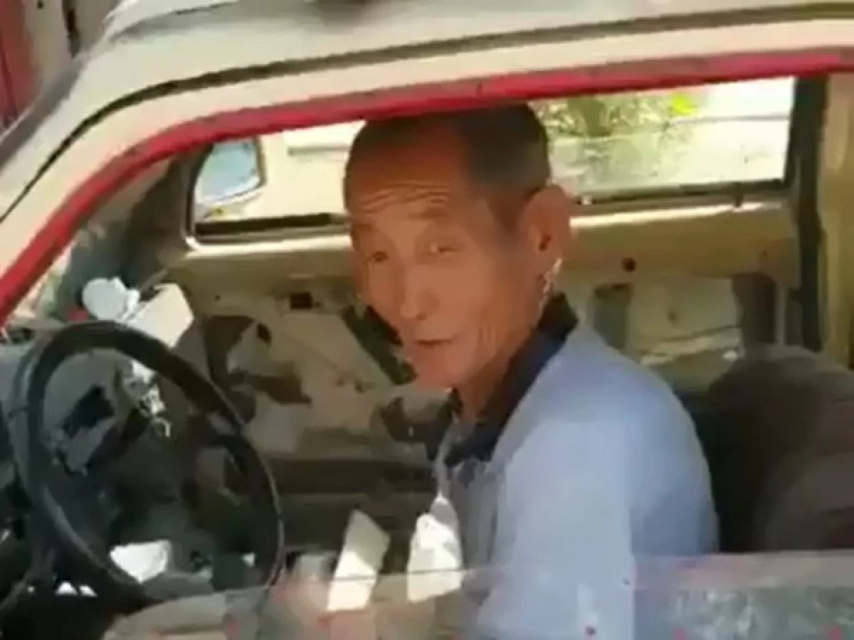 Душ-забаву из автомобиля создал дедушка в Алматы