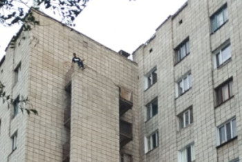 Фотография к новости: Расстроенный ссорой с девушкой забрался на край балкона в Павлодаре