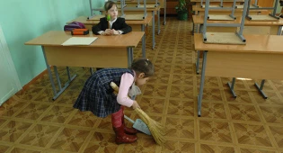 Школьникам Нур-Султана предложили мыть полы в классе вместо уборщиц