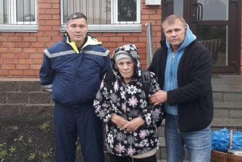 Фотография к новости: В Акмолинской области полицейские нашли бабушку, которая ночь провела в лесу