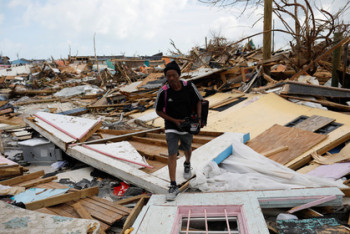 Фотография к новости: Слепой отец вынес сына-инвалида на плечах во время урагана
