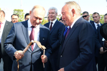 Фотография к новости: Назарбаев подарил Путину сувенирную камчу