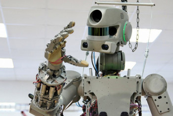 Фотография к новости: Робот Фёдор замёрз на Байконуре и попросил папаху