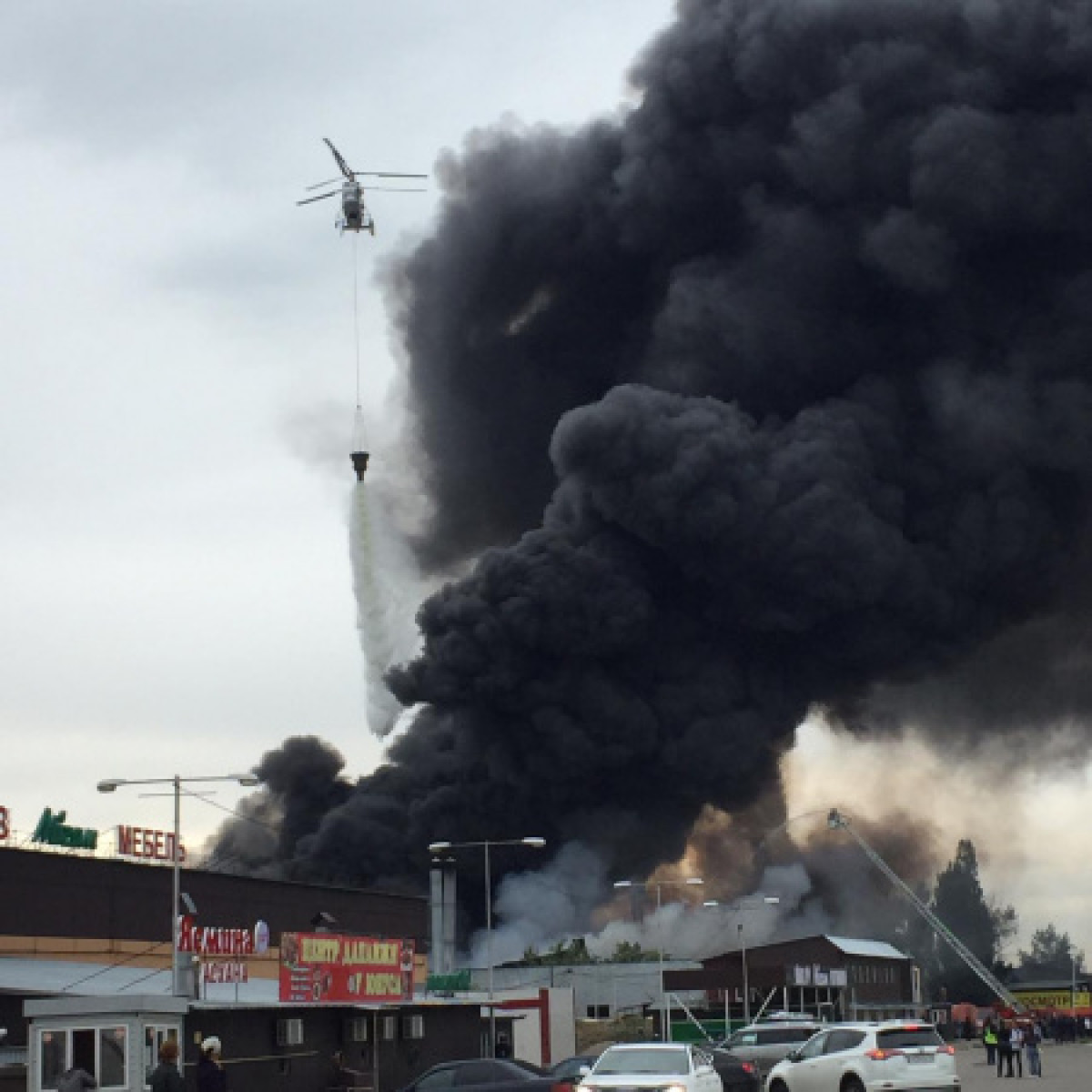 Вертолеты тушат крупный пожар в Алматы