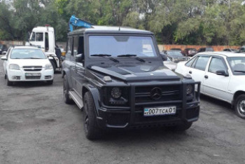 Фотография к новости: "Незрелый" водитель "Геленвагена" ездил задним ходом в Алматы