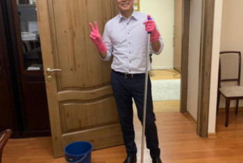 Фотография к новости: Руководитель столичного управления образования в розовых перчатках и шваброй в руках удивил соцсети