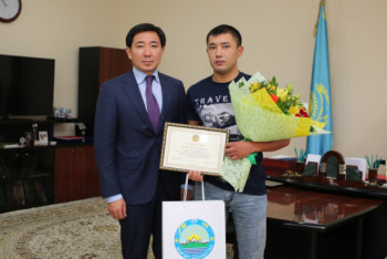 Фотография к новости: Аким Усть-Каменогорска наградил героя, который спас семь человек из горящего дома