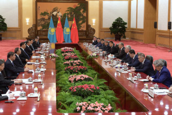 Фотография к новости: Токаев встретил своего учителя в Китае 