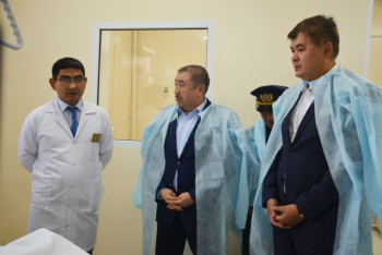 Фотография к новости: Министры Тургумбаев и Биртанов навестили пострадавших от пожара в отеле Туркестана