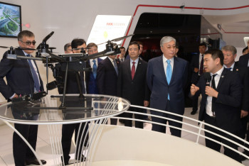 Фотография к новости: Токаев посетил офис китайской компании Hikvision