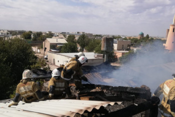 Фотография к новости: В Туркестане из-за пожара эвакуировали постояльцев гостиницы