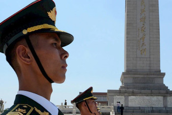 Фотография к новости: Токаев возложил цветы к Памятнику народным героям в Пекине