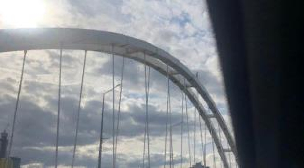 Мужчина хочет спрыгнуть с моста в Нур-Султане