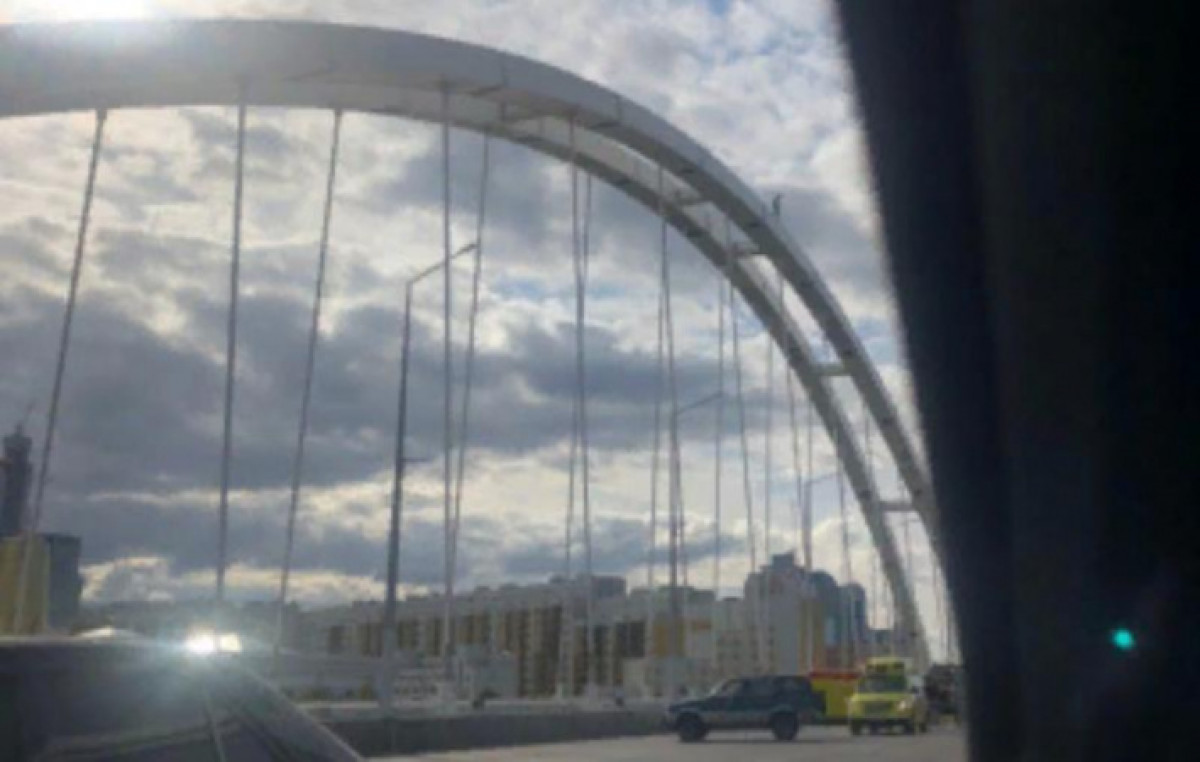 Шесть кредитов имеет мужчина, забравшийся на мост в Нур-Султане 