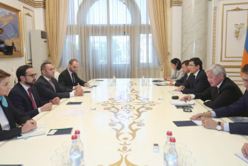 Фотография к новости: Сапарбаев подарил армянскому коллеге книги Абая, Аль-Фараби и Назарбаева