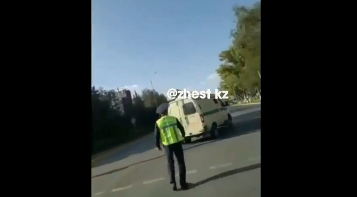 Швырнул свой жезл в автомобиль — полицейский в Уральске "не сдержался"