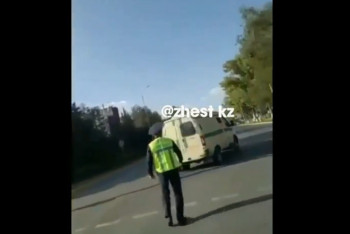 Фотография к новости: Швырнул свой жезл в автомобиль — полицейский в Уральске "не сдержался"