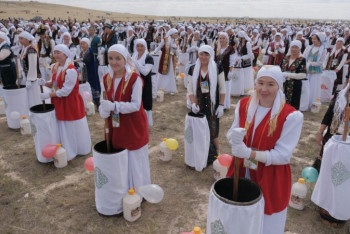 Фотография к новости: Мировой рекорд по взбиванию кумыса установили в Казахстане