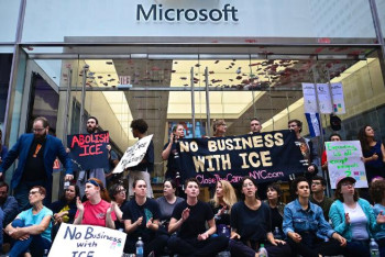 Фотография к новости: В Нью-Йорке задержаны более 70 протестующих у магазина Microsoft