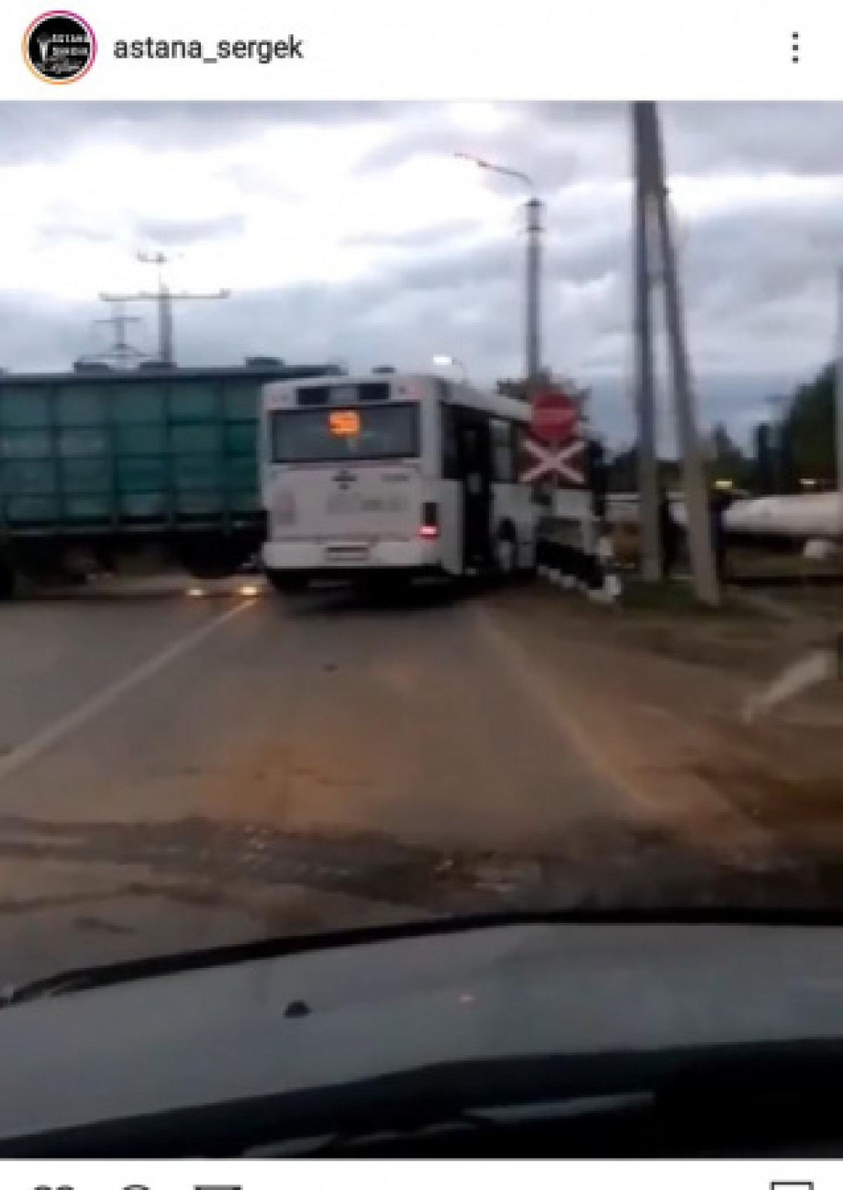 Автобус столкнулся с тепловозом в Нур-Султане
