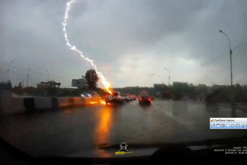 Фотография к новости: Молния "прострелила" автомобиль на трассе в России