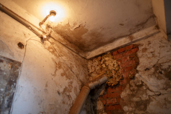 Фотография к новости: Трещина в стене и дыра: жители общежития в Нур-Султане опасаются за свои жизни