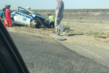 Фотография к новости: Toyota  врезалась в полицейский автомобиль под Атырау 