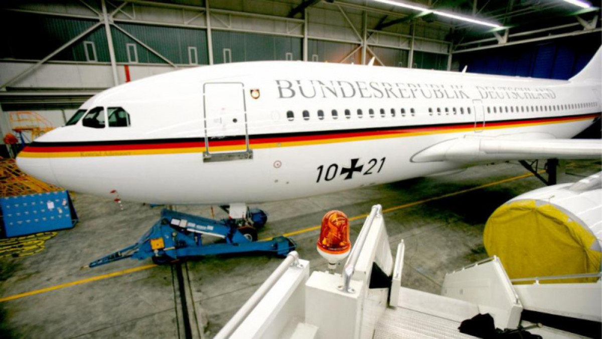Ulrich Baumga / Airbus A310 - Konrad Adenauer - in einer Halle der Flugbereitschaft der Bundesw