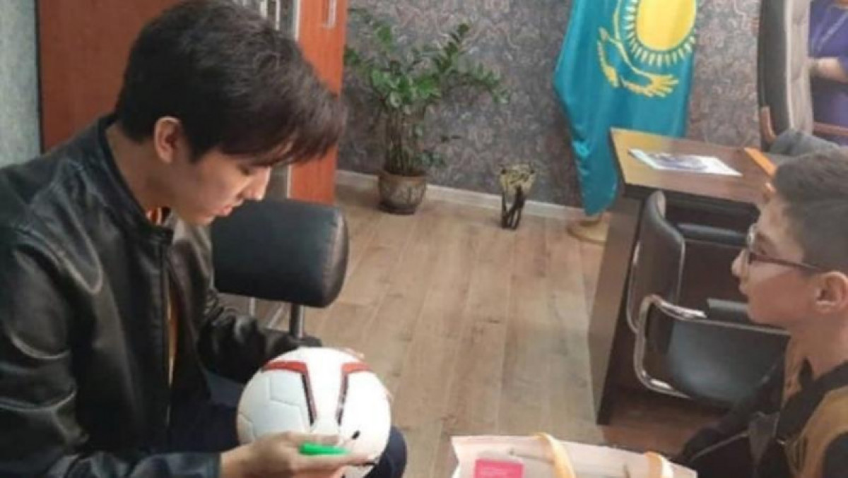 Али Турганбеков сыграл с Димашем в футбол