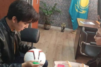 Фотография к новости: Али Турганбеков сыграл с Димашем в футбол