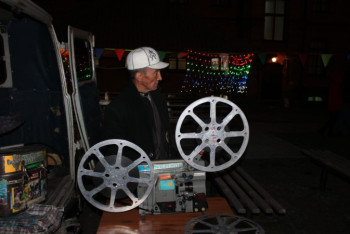 Киномеханик из СКО показывает старые фильмы на раритетном проекторе