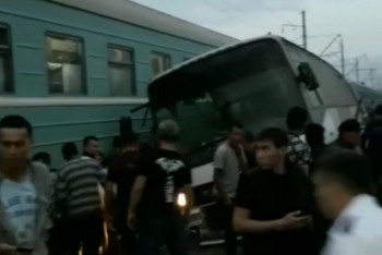 Фотография к новости: Чудом выжила: Погибший водитель выгнал кондуктора-жену из автобуса до  ДТП с поездом