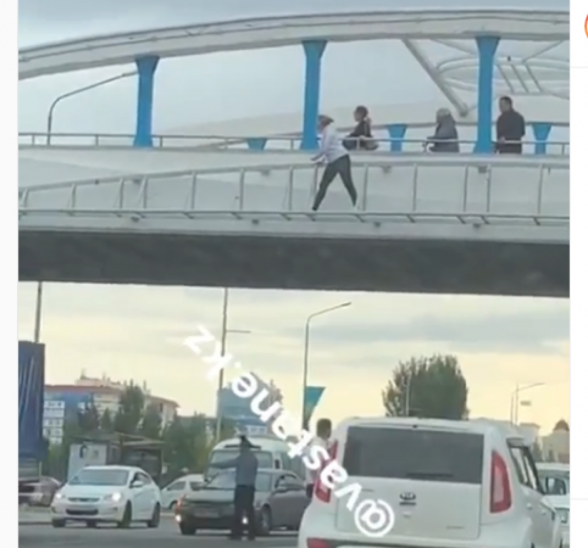 Женщина пыталась спрыгнуть с моста в Нур-Султане