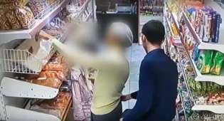 Карманник &quot;со стажем&quot; попал на видео в продуктовом магазине в Нур-Султане