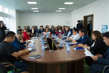 Фотография к новости: Жумагалиев предложил казахстанским блогерам стать цифровыми комиссарами