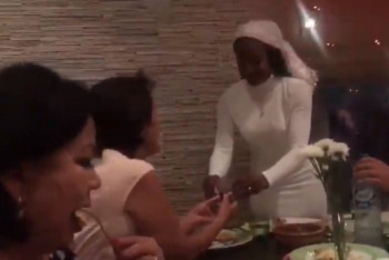 Фотография к новости: В Сети появилось видео разливающей чай темнокожей келин