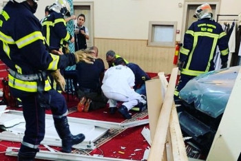 Фотография к новости: Водитель с криком "Аллах акбар" протаранил на авто дверь мечети во Франции