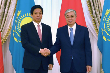 Фотография к новости: Токаев встретился с главой Всекитайского собрания народных представителей КНР