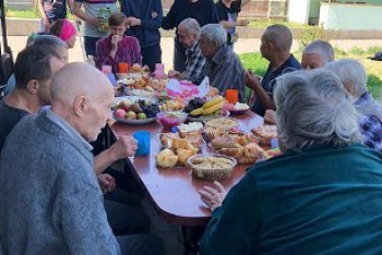 Фотография к новости: Волонтеров выгнали из пансионата для пожилых людей в Каскелене