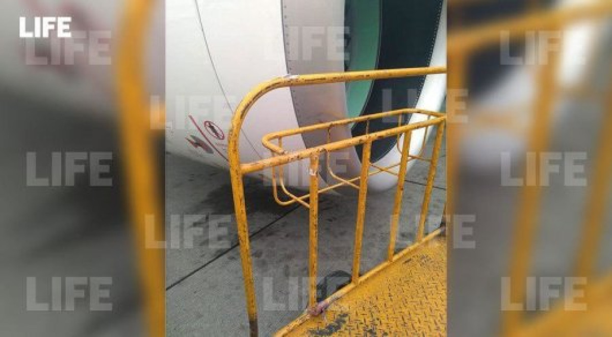 В аэропорту Шереметьево тягач столкнулся с двигателем самолета "Эйр Астана" 