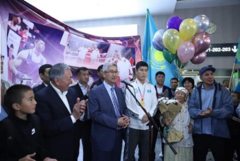 Фотография к новости: Чемпиону мира Бекзату Нурдаулетову подарили квартиру в Актау