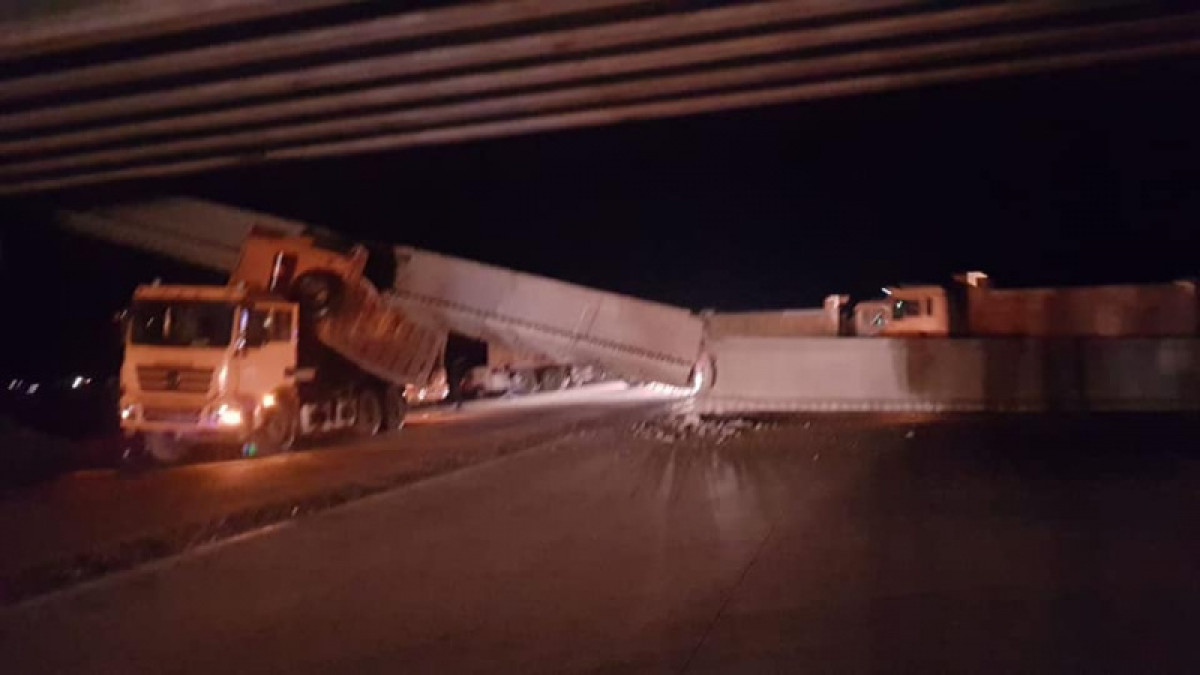 Водитель грузовика, на который обрушился мост в Аксу, свою вину не признал