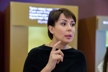 Аружан Саин обратилась к митингующим родителям