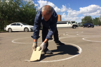 Дядя Саша отказался от квартиры в Нур-Султане и переехал в стеклянную будку